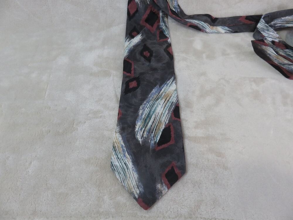 Vintage Halston III Tie 100% Silk Men's Neck Tie Beautiful Design 4"x56.5"